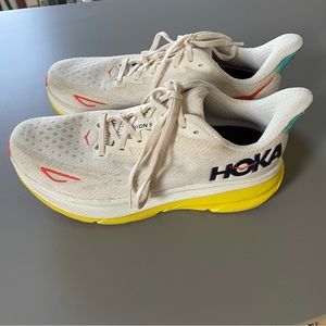 Hoka Clifton 9 eggnog/passionfruit